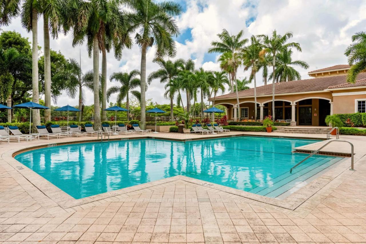 Luxurious Apartments With Pool And Gym At Boynton Beach Exterior photo