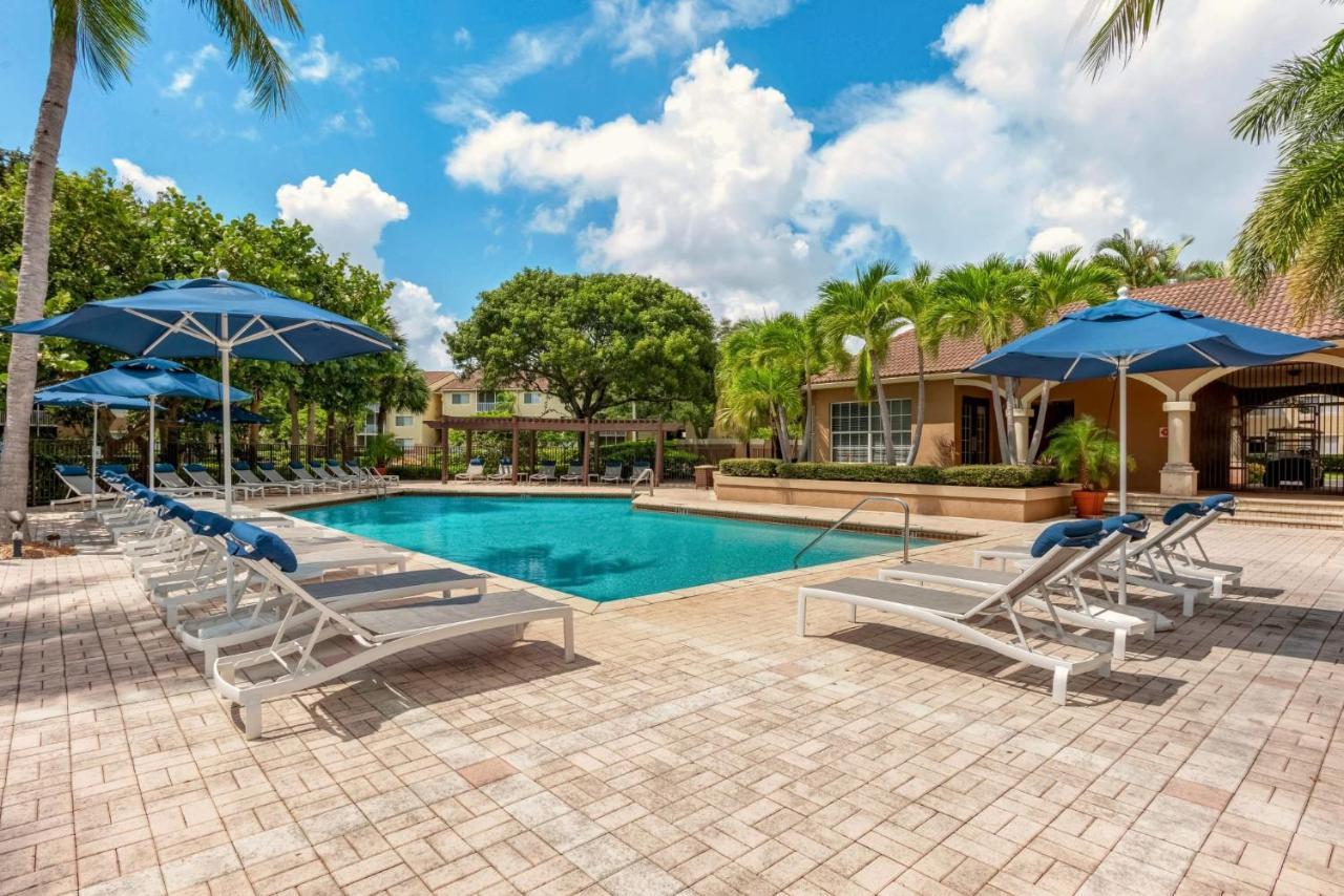 Luxurious Apartments With Pool And Gym At Boynton Beach Exterior photo
